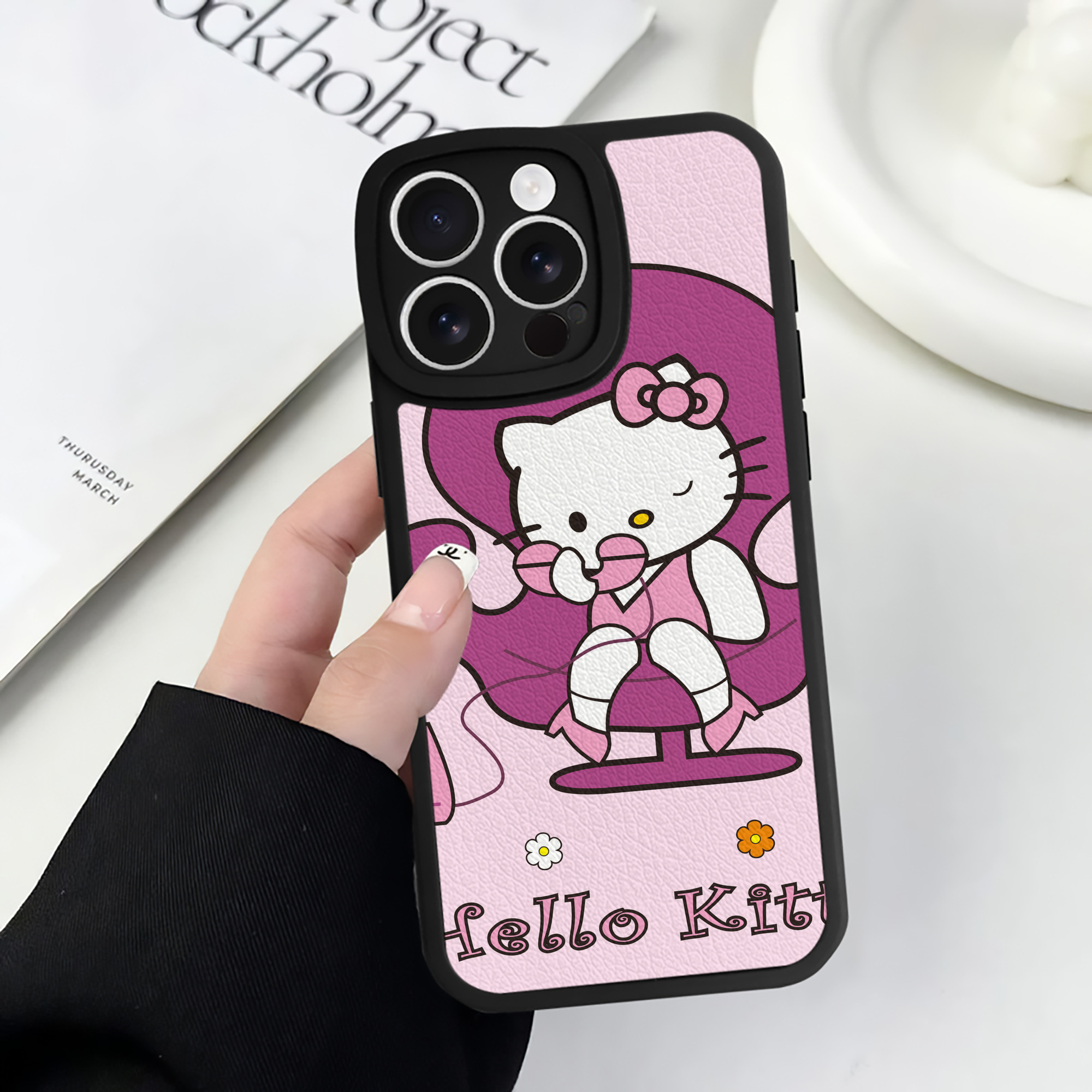 （画像用） Hello Kitty ハローキティ 【iPhone 16シリーズ対応】シリコンスマホケース（レザー調） 材質：シリコン